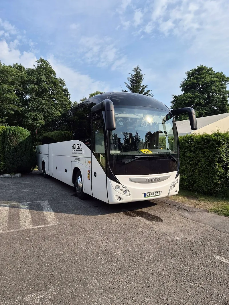 Biały autokar Iveco Magelys Pro z rejestracją K3 OLGA