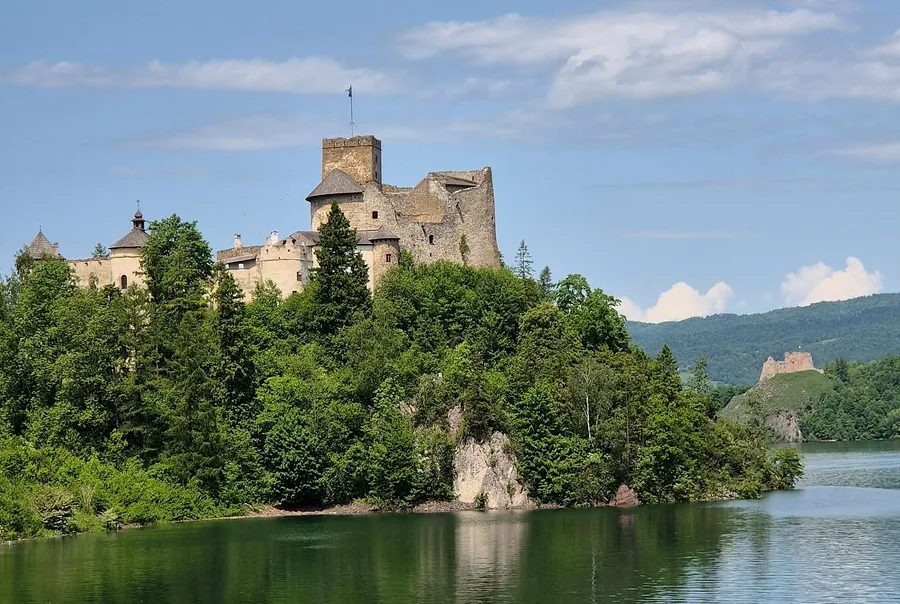 Zamek w Niedzicy nad jeziorem