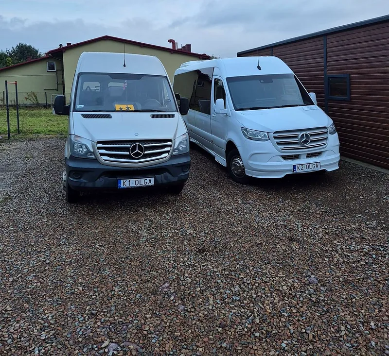 Dwa busy Mercedes Sprinter floty OLGA na placu firmowym