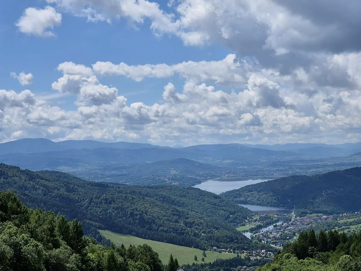 Panorama Beskidów z jeziorem w dolinie